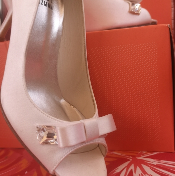Classy pair of Stuart Weitzman pumps - Picture 9 of 14